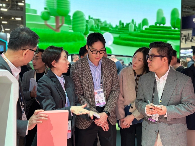 구지은 아워홈 부회장(왼쪽 세 번째)이 미국 라스베이거스에서 열린 ‘CES2024’를 참관하고 있다. / 사진=아워홈 제공