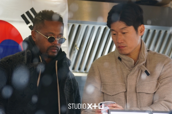 LG유플러스의 콘텐츠 전문 스튜디오인 STUDIO X+U가 스포츠 예능 ‘맨인유럽’을 공개하며 콘텐츠 라인업을 지속 확대한다고 15일 밝혔다. 사진은 맨인유럽 촬영 현장.