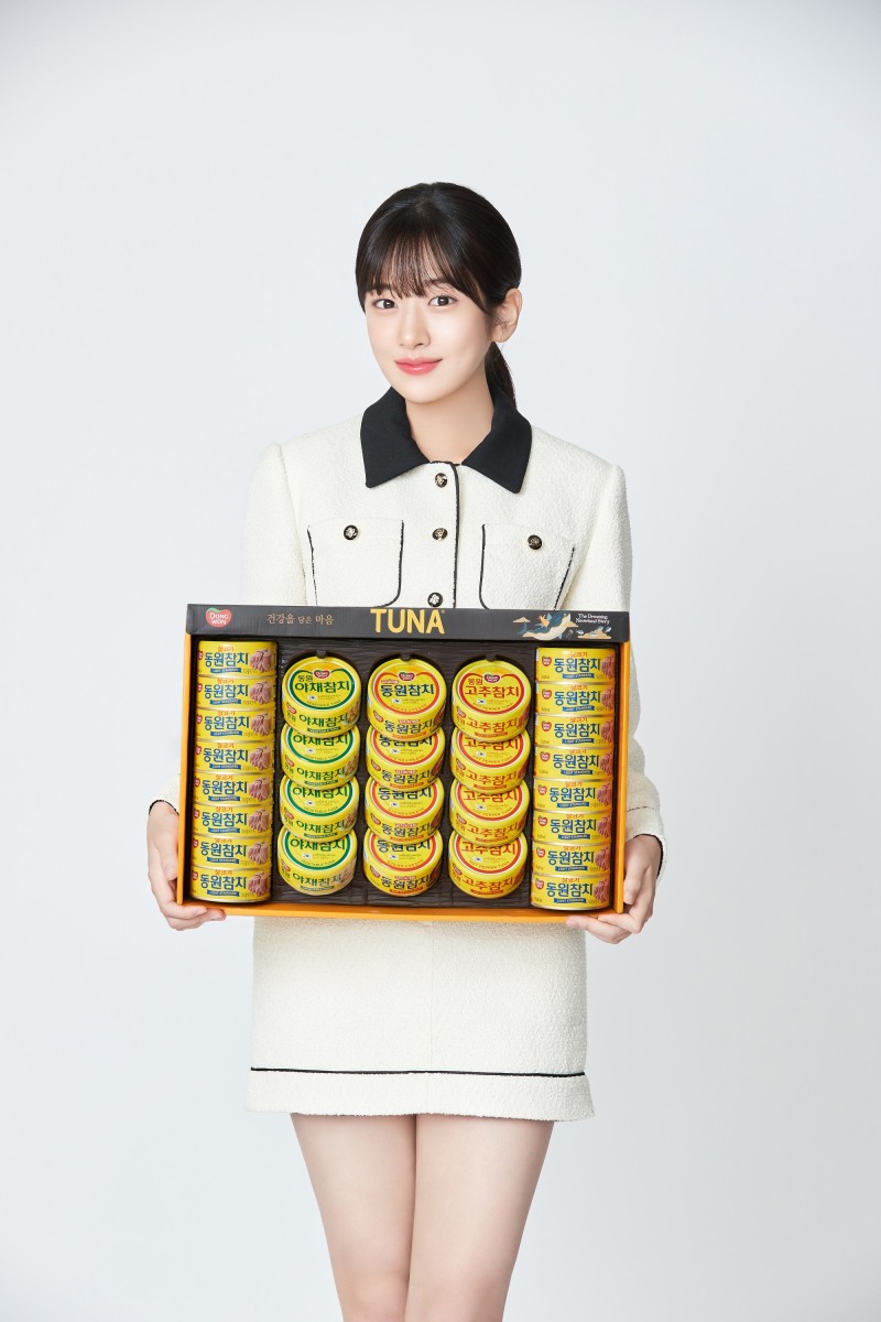 동원F&B 설 선물세트 모델 안유진 (사진=동원F&B 제공)