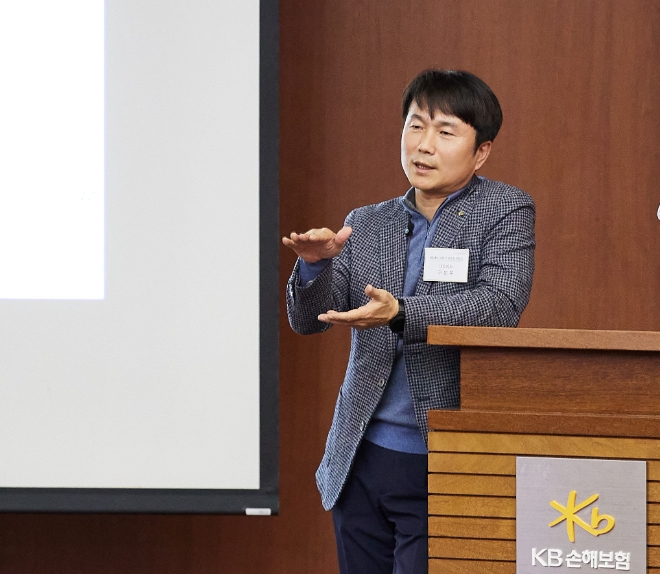 지난 12일 경기도 수원시 장안구에 위치한 KB손해보험 인재니움 수원(연수원)에서 구본욱 사장이 특강을 진행하고 있다