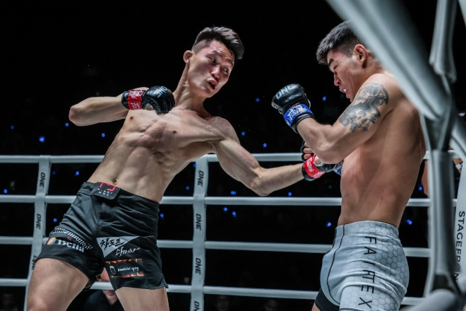 원챔피언십 종합격투기 밴텀급 3위 권원일(왼쪽)이 복싱 몽골국가대표 출신 신에착트가 졸체체그를 몸통에 대한 특유의 펀치로 공격하고 있다. 사진=ONE Championship 제공