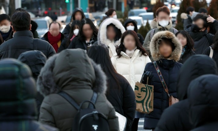 영하권 추운 날씨를 보인 15일 오전 서울 종로구 세종대로 인근에서 시민들이 이동하고 있다.