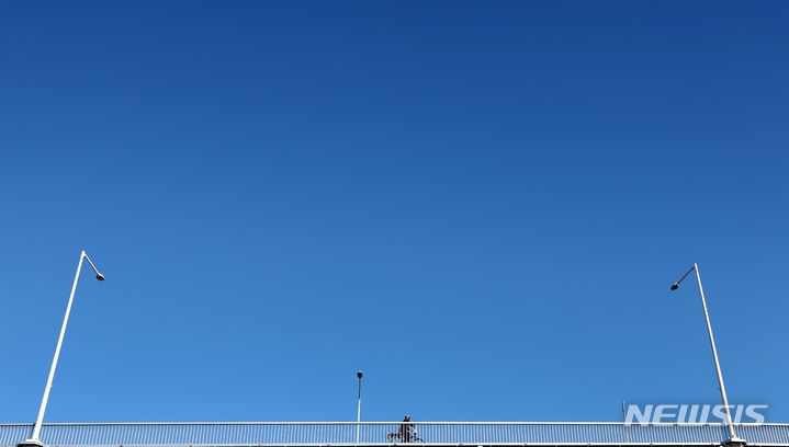 맑은 날씨를 보인 15일 대구 북구 금호강 하중도에서 바라본 하늘이 파랗게 보이고 있다.