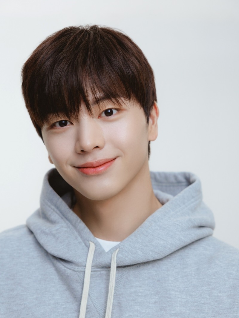 육성재, ‘청량+훈훈+시크’ 3色 프로필 공개…2024년 행보 기대감 ↑