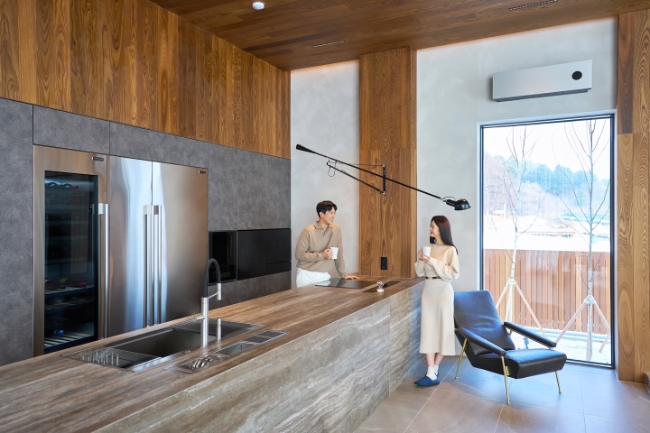 LG전자가 프리미엄 가전의 차원이 다른 고객가치를 전하는 체험공간 ‘어나더빌라’ 를 열었다. 모델들이 어나더빌라에서 LG전자 제품을 체험하는 모습.