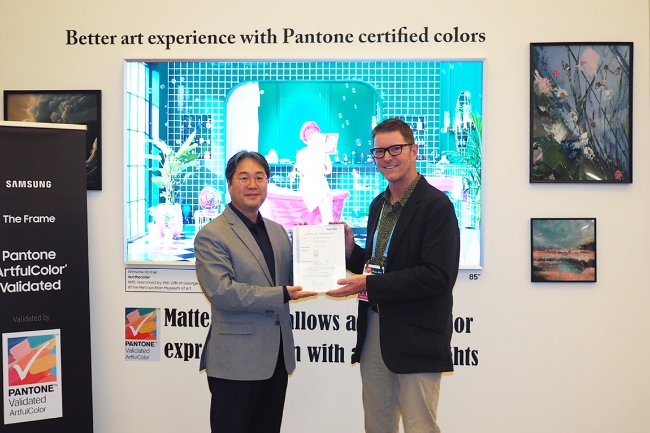 삼성전자 영상디스플레이사업부 김용재 부사장(왼쪽)과 이안 파이크(Iain Pike) '팬톤(PANTONE)' 상품개발 및 라이선싱 수석 글로벌 총괄(오른쪽)이 '팬톤 아트풀컬러 인증' 인증서 전달식을 가지고 있다.