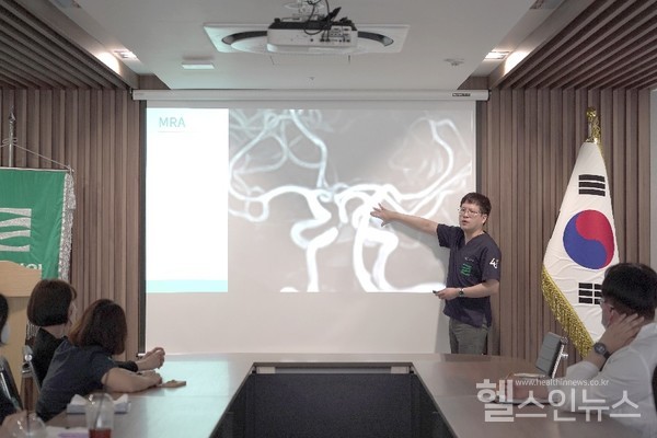 명주병원뇌혈관센터권요한센터장(신경외과전문의)이코일색전술교육을진행하고있다.