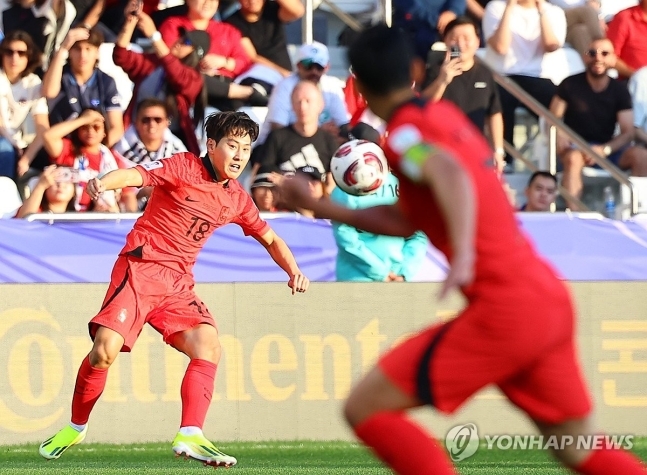 카타르 도하 자심 빈 하마드 스타디움에서 열린 2023 아시아축구연맹(AFC) 아시안컵 조별리그 E조 한국과 바레인의 경기. 대표팀 이강인이 손흥민을 향해 크로스를 올리고 있다. / 출처=연합뉴스