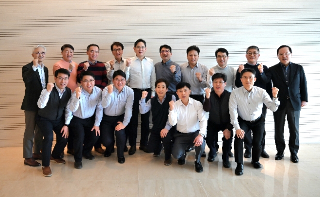 이재용 삼성전자 회장은 16일 삼성전자 서초사옥에서 ‘2024 삼성 명장’ 15명과 간담회를 갖고 새해 경영 행보를 이어갔다고 삼성전자가 전했다. 사진은 이재용 회장(뒷줄 왼쪽에서 다섯번째)과 삼성 명장으로 선정된 삼성 임직원들이 간담회를 기념해 촬영을 하고 있는 모습. (사진 = 삼성전자 제공)