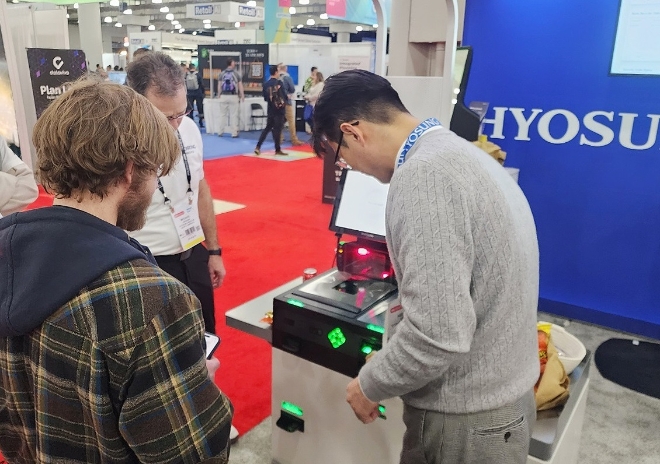 효성티앤에스는 지난 14일부터 16일까지 미국 뉴욕에서 열린 ‘NRF 2024’에 참가해 최신 무인결제솔루션 ‘JetCheck™’를 선보였다고 밝혔다. 사진은 효성티앤에스 직원이 부스 방문자들에게 무인결제솔루션 ‘JetCheck™‘을 소개하는 모습. (사진 = 효성티앤에스 제공)