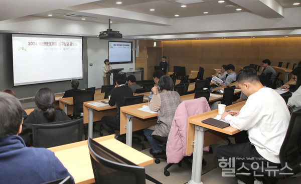 고려대학교의과대학백신혁신센터가지난1월12일(금)오후2시의과대학본관4층윤주홍강의실에서2024백신창의과제연구성과공유회를개최했다.