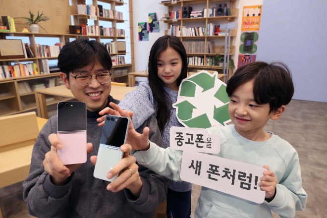 LG유플러스는 삼성전자와 함께 고객이 이용하지 않는 중고폰의 배터리를 무료로 교체해 자녀에게 새 폰처럼 물려줄 수 있는 ‘갤럭시 패밀리 폰 프로그램’을 16일 단독 론칭했다고 밝혔다. 사진은 LG유플러스 모델이 삼성전자와 론칭한 ‘갤럭시 패밀리 폰 프로그램’을 소개하고 있는 모습. (사진 = LG유플러스 제공)