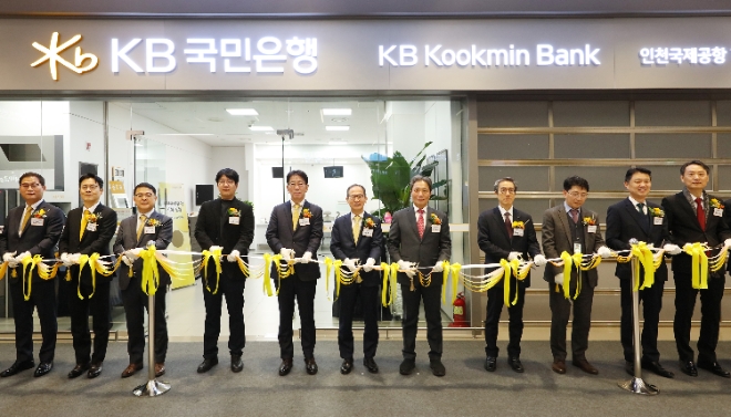 KB국민은행은 인천국제공항 제1·2여객터미널에서 영업점과 환전소 문을 열고 개점식을 개최했다고 16일 밝혔다. 사진은 16일 인천 중구에 위치한 KB국민은행 인천국제공항(T2)점에서 진행된 KB국민은행 인천국제공항지점 개점식에서 이학재 인천국제공항공사 사장(좌측 7번째)과 양종희 KB금융그룹 회장(좌측 6번째), 이재근 KB국민은행장(좌측 5번째) 및 관계자들이 개점 축하 테이프 커팅식을 진행하고 있는 모습. (사진 = 국민은행 제공)