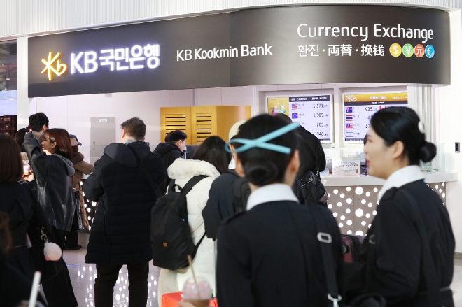 KB국민은행은 인천국제공항 제1·2여객터미널에서 영업점과 환전소 문을 열고 개점식을 개최했다고 16일 밝혔다. 사진은 16일 인천 중구 인천국제공항 제2여객터미널에 위치한 KB국민은행 인천국제공항(T2)점 환전소가 개점돼 운영되고 있는 모습. (사진 = 국민은행 제공)