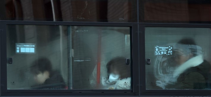 영하권 추운 날씨를 보인 15일 오전 서울 종로구 세종대로 인근을 지나는 시내버스에 습기가 차있다.