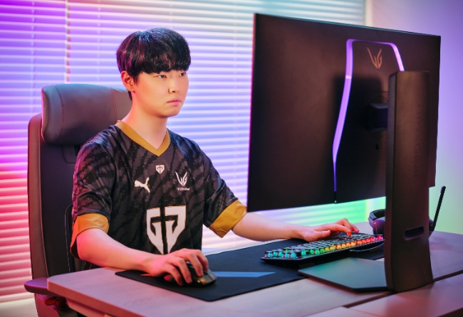 LG전자가 2024년까지 세계적인 e스포츠 기업과 파트너십을 연장하고 글로벌 e스포츠 팬과 소통을 강화한다. 젠지 이스포츠 소속 스타 프로게이머 '쵸비' 정지훈 선수가 LG 울트라기어 게이밍 모니터를 체험하고 있다. / 사진=LG전자 제공