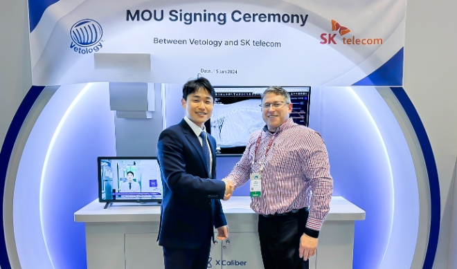 손인혁 SKT 글로벌 솔루션 AIX 담당(사진 왼쪽)과 세스 월렉 베톨로지 CEO가 악수하고 있는 모습.