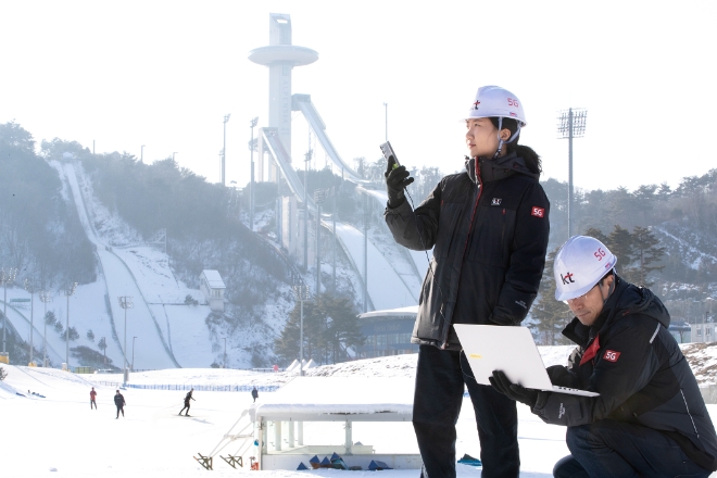 KT 네트워크 전문가가 2024 강원 동계청소년올림픽대회에 활용되는 통신 장비를 점검하고 있다. / 사진=KT 제공