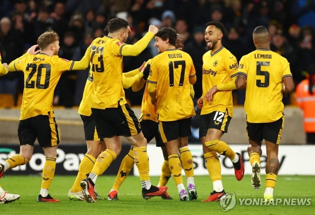 사진=마테우스 쿠냐의 연장전 페널티킥 골에 기뻐하는 울버햄프턴 선수들 / 출처=연합뉴스