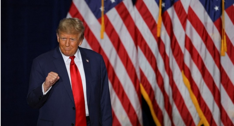 아이오와 압승 뒤 주먹 쥐어보이는 트럼프(사진=연합)