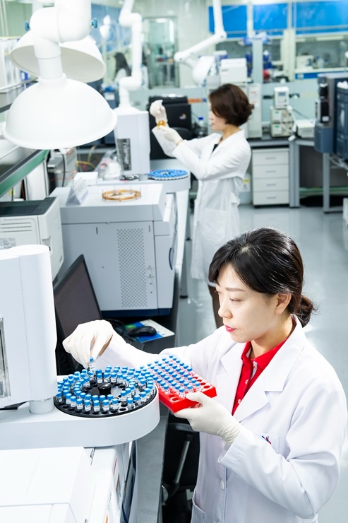 KGC인삼공사 소속 연구진이 유효성분을 분석하고 있다.(사진=KGC인삼공사 제공)