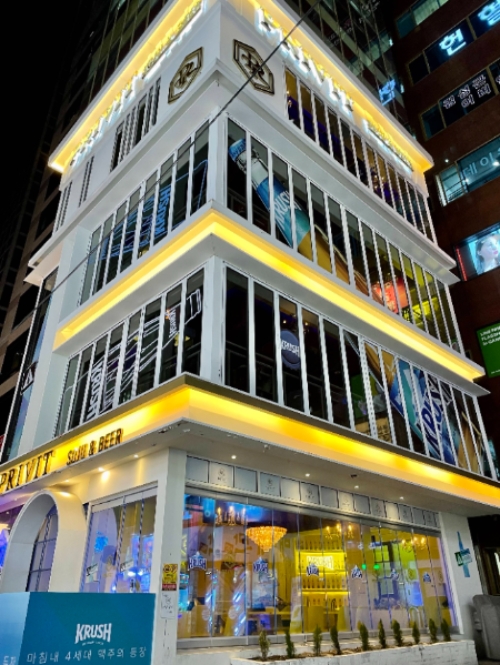 롯데칠성음료는 지난해 11월 홍익대 인근 요리주점 ‘배터리88’과 협업해 크러시 플래그십 스토어를 오픈한 데 이어 더 많은 소비자가 플래그십 스토어를 방문할 수 있도록 확대 운영한다고 17일 밝혔다. 사진은 크러시 플래그십 스토어의 외부 전경. (사진 = 롯데칠성음료 제공)