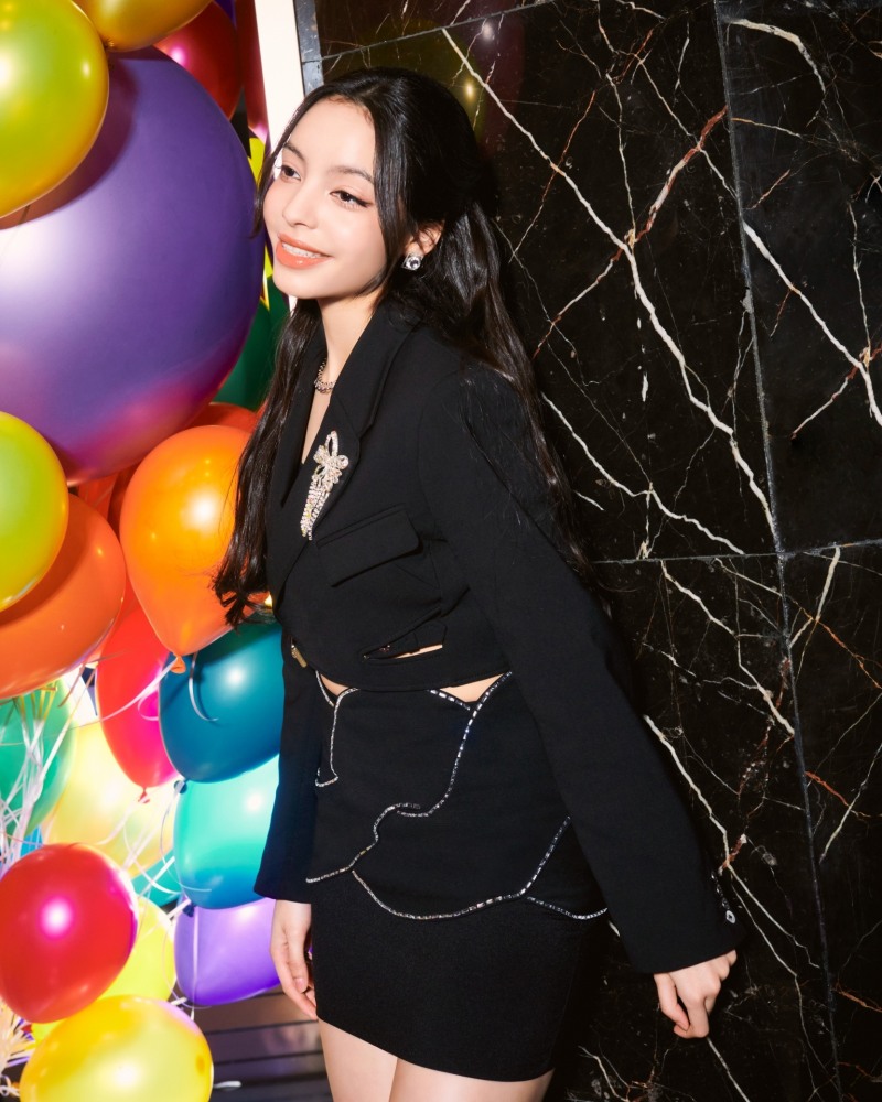 VCHA 카밀라, 데뷔 싱글 'Girls of the Year' 개인 포토 공개…‘환한 미소+반짝이는 눈빛’