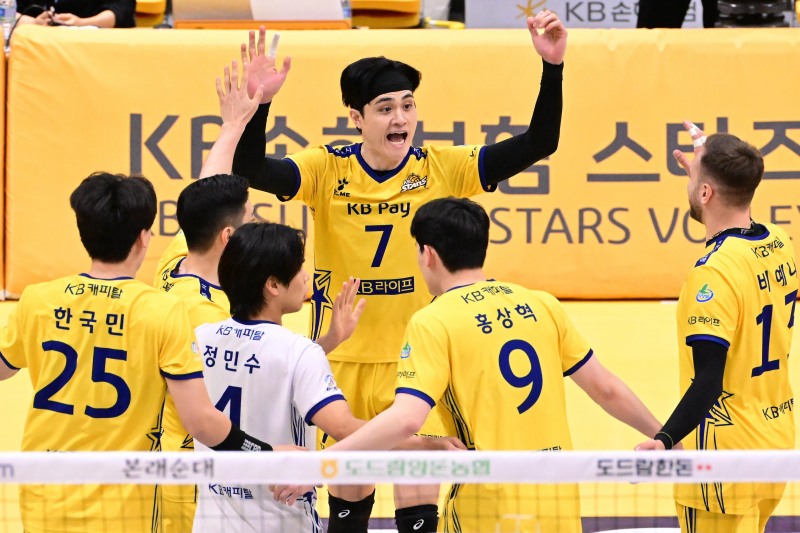 도드람 2023-24시즌 전반기 남자프로배구 관심도 1위를 차지한 KB손해보험 선수들.