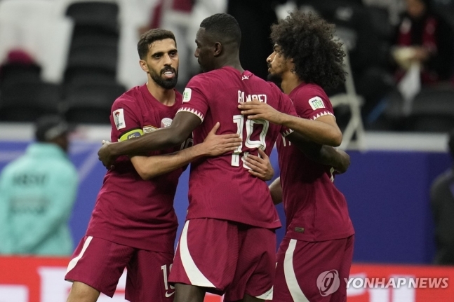승리에 기뻐하는 카타르 선수들