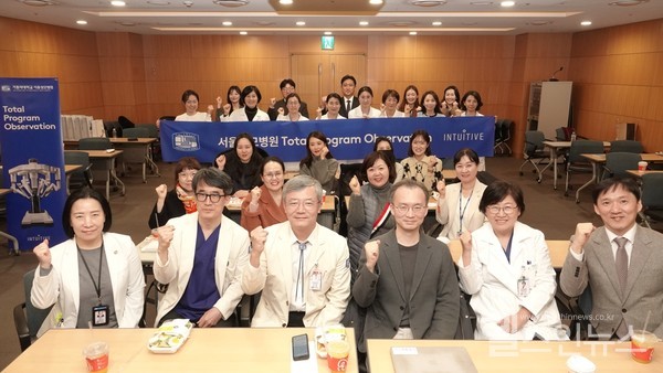 (앞줄왼쪽부터)서울성모병원김윤숙간호부장,송교영로봇수술센터장,인용진료부원장,분당서울대병원산부인과이정렬교수,서울성모병원김미란대외협력부원장,인튜이티브서지컬코리아김준우상무
