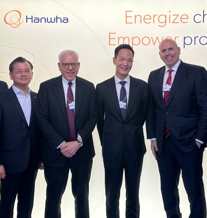 (왼쪽부터) 여승주 한화생명 대표이사 부회장, 데이비드 루벤스타인 칼라일 회장, 김동원 한화생명 사장, 하비 슈워츠 칼라일 대표가 기념 촬영을 하고 있다. / 사진=한화생명 제공