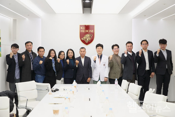 고려대학교구로병원을방문한캄보디아프놈펜왕립대학교대표단이기념사진을촬영하고있다.