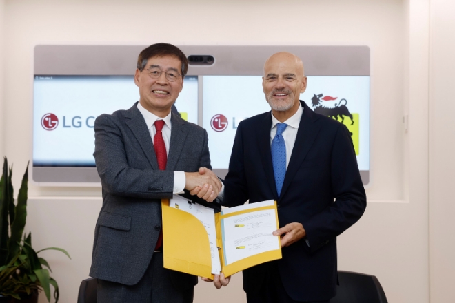 신학철 LG화학 부회장(왼쪽)이 클라우디오 데스칼지 ENI CEO와 차세대 바이오 오일(HVO) 합작법인 설립을 위한 본계약을 체결하고 기념 촬영을 진행했다. / 사진=LG화학 제공