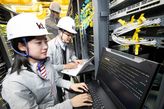 KT 네트워크 전문가가 메시징 시스템에 적용된 자동 복구 기술을 테스트하고 있다. / 사진=KT 제공