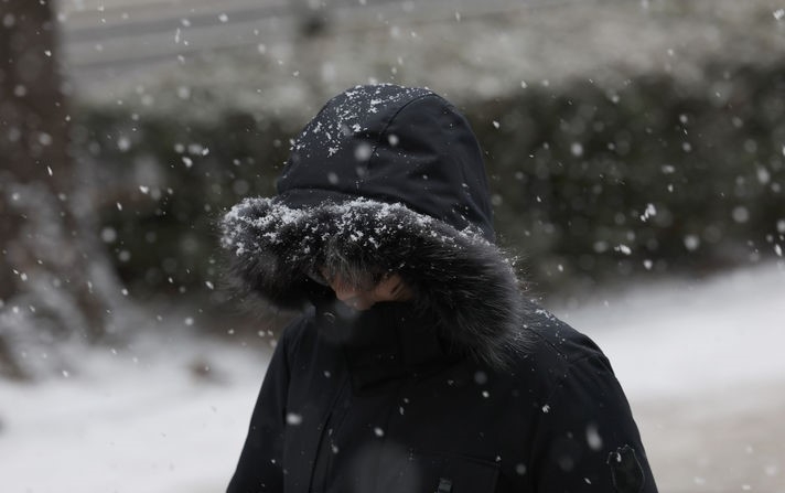 눈이 내리는 지난 17일 서울 강남구 일대에서 시민들이 발걸음을 옮기고 있다.