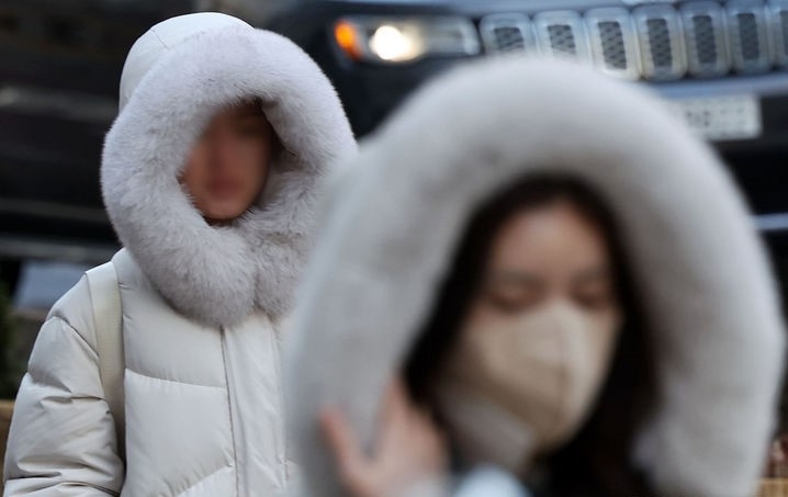 영하권 추운 날씨를 보인 지난 16일 오전 서울 종로구 광화문 네거리에서 시민들이 출근길 발걸음을 재촉하고 있다. 