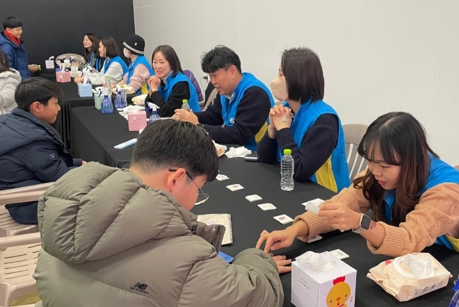 신한은행은 지난 20일 서울 광진구 예스24라이브홀에서 소외계층 아동 600명을 초대해 다양한 이벤트를 진행하고 있다. / 사진=신한은행 제공