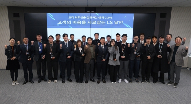 지난 19일 경기도 수원시 삼성전자 CS아카데미에서 진행된 '2023 CS 달인' 인증식에서 CS 달인들이 기념 촬영을 하고 있다. / 사진=삼성전자서비스 제공