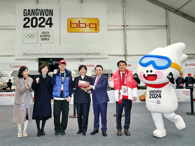 윤홍근 BBQ 회장(오른쪽에서 세 번째)이 송미령 농림축산식품부 장관(오른쪽에서 네 번째)과 임경숙 한식진흥원 이사장(왼쪽에서 두 번째), 김진태 강원도지사(오른쪽에서 두 번째), BBQ 서포터즈(왼쪽에서 세 번째)와 기념촬영을 하고 있다. / 사진=BBQ 제공