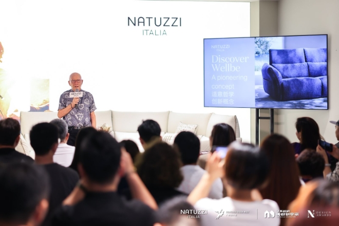 사진=나뚜찌그룹의 파스퀄레 나뚜찌 회장이 웰비 론칭 행사에 참석해 직접 웰비를 소개하고 있다.