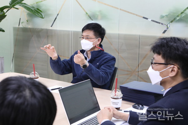 하이로닉대표시절직원들과회의를진행하고있는박석광신임양산기술센터장(하이로닉제공)