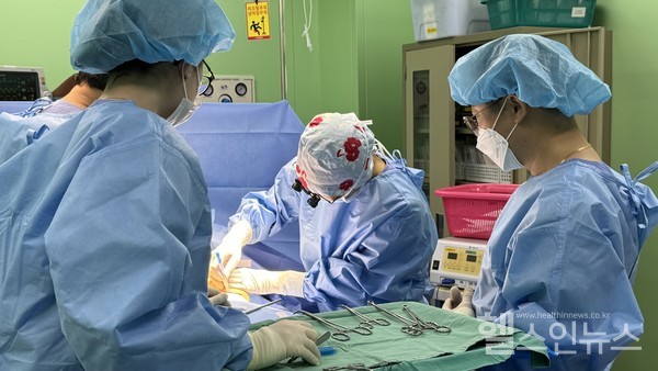 온종합병원유방암센터배영태센터장(유방외과)과정영래과장(유방외과)이유방암환자의유방보형물재건술을시행하고있다.(온종합병원제공)