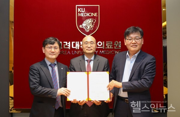 (왼쪽부터)권정환산학협력단장,정상택교수,김태억대표(고려대의료원제공)