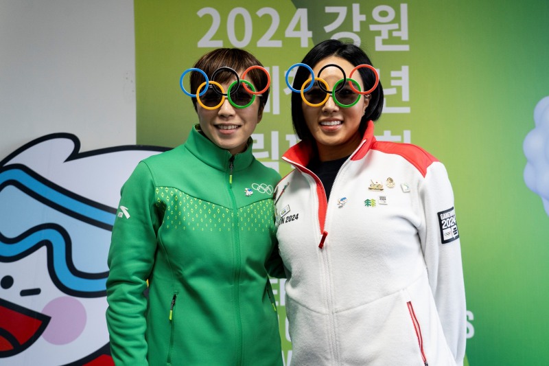 6년만에 재회한 한·일 빙속 레전드! / 사진 = 국제올림픽위원회(IOC) 제공