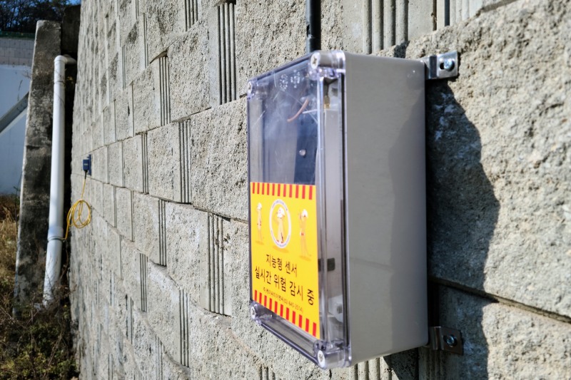 코오롱글로벌의 스마트 모니터링 센서 (사진=코오롱글로벌 제공)