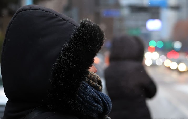 지난 22일 오전 서울 광화문네거리에서 시민들이 횡단보도 신호를 기다리고 있는 모습.