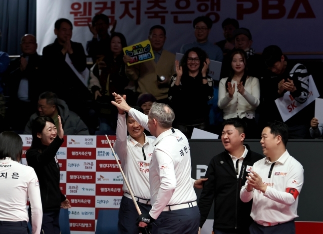 사진=승리의 기쁨을 나누는 SK렌터카 선수단 / 출처=연합뉴스