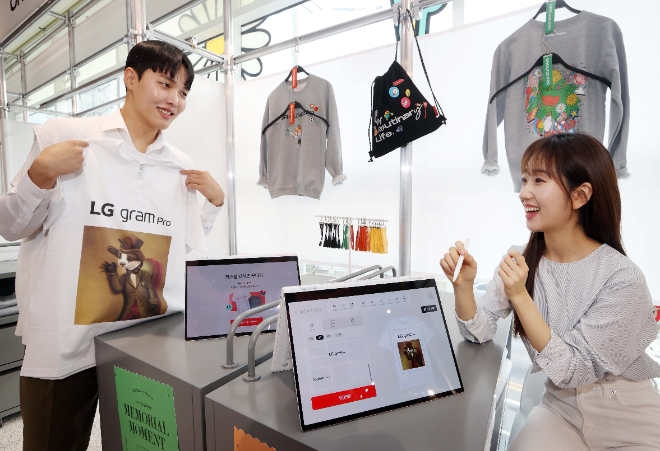 LG전자는 다음달 4일까지 서울 영등포구 양평동에 위치한 ‘그라운드220’에서 LG 그램 프로의 체험공간을 운영한다고 23일 밝혔다. 사진은 LG 그램 프로로 만든 AI 이미지를 프린팅한 ‘나만의 티셔츠’를 받은 방문객의 모습. (사진 = LG전자 제공)