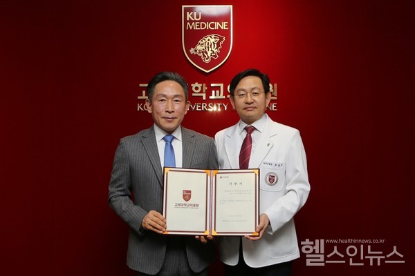 (왼쪽부터)럭스나인김인호대표이사와고려대의료원윤을식의무부총장겸의료원장(고려대의료원제공)