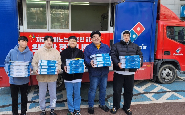 도미노피자 ‘돈보스코 자립생활관’에 파티카로 피자 전달